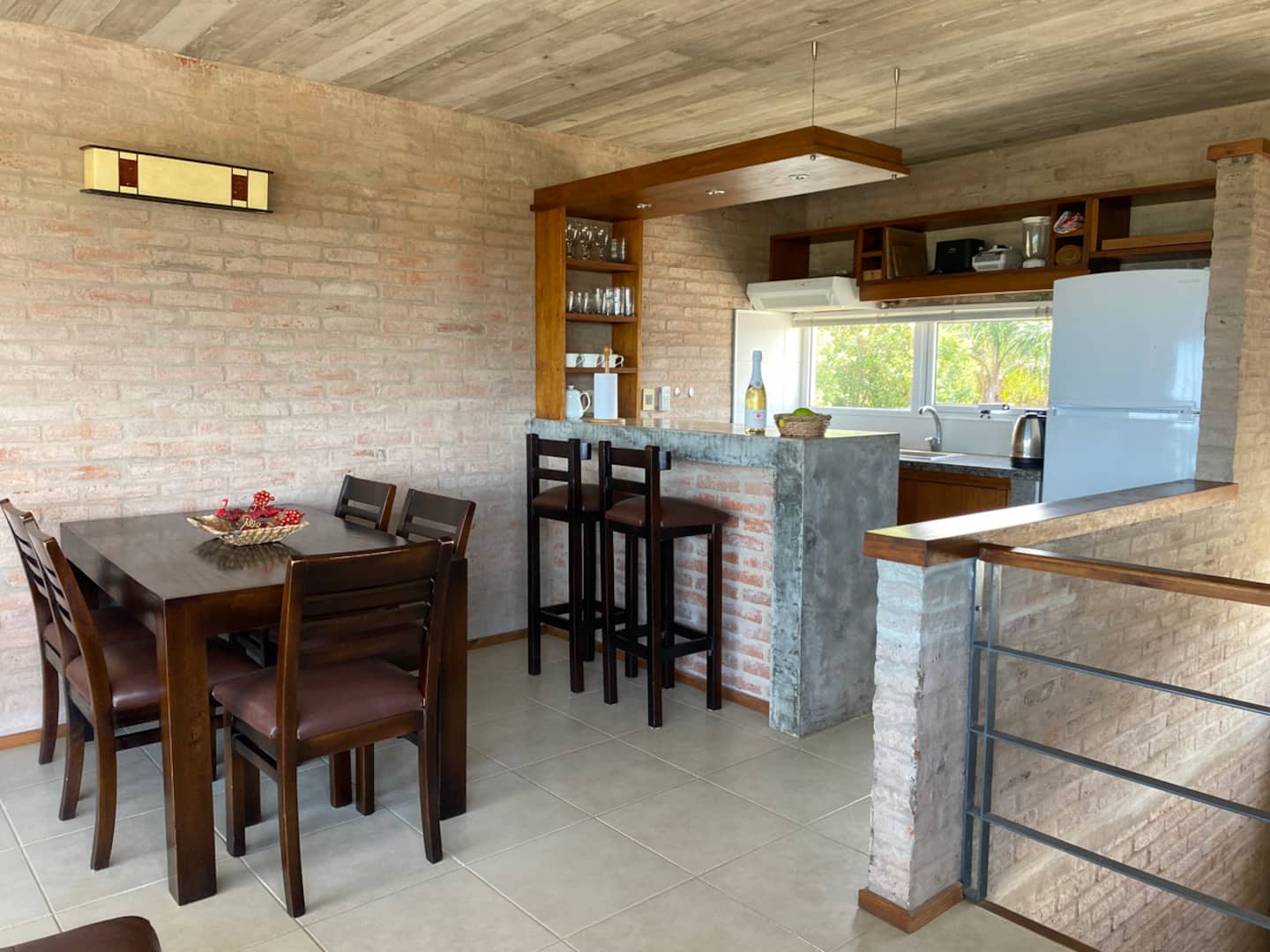 Comedor y barra de cocina